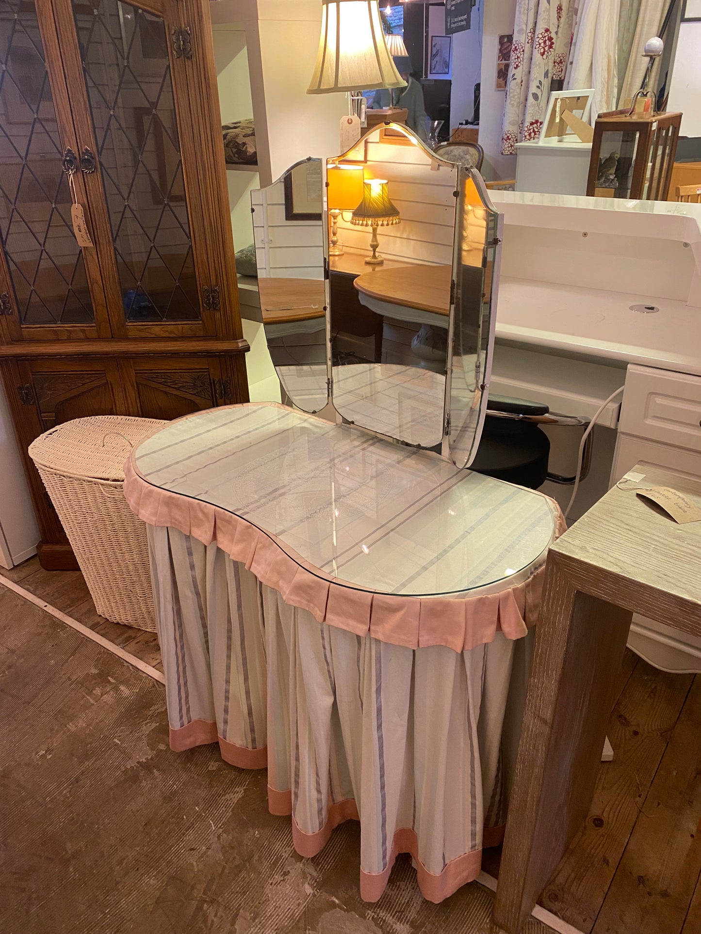 Kidney Dressing Table