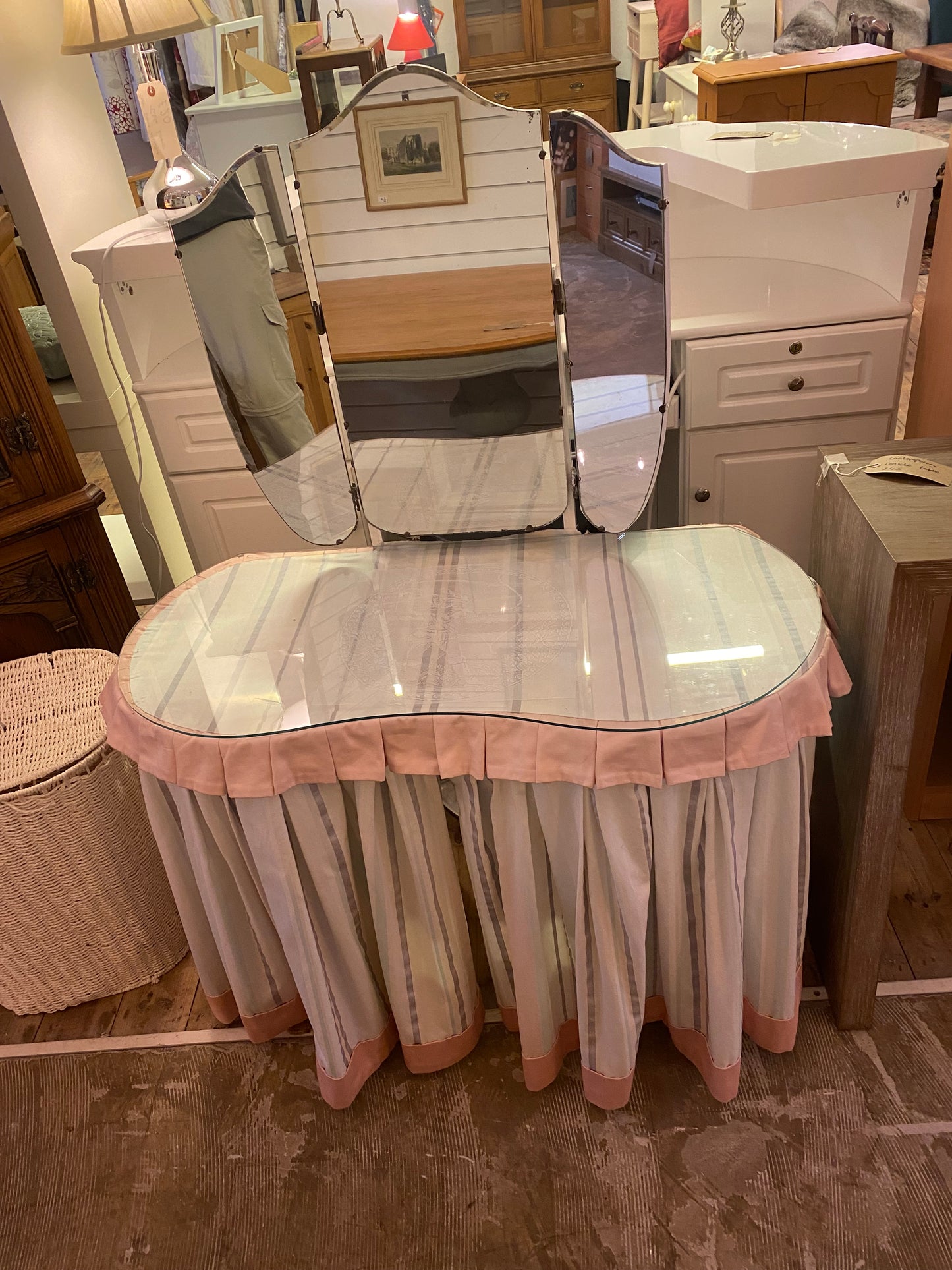 Kidney Dressing Table