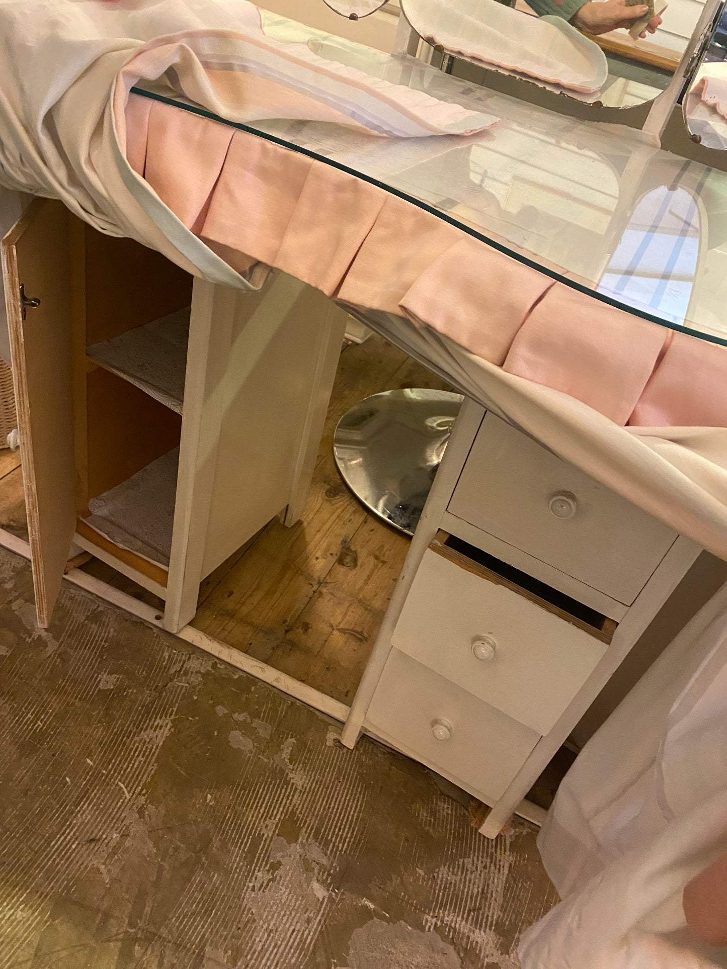 Kidney Dressing Table